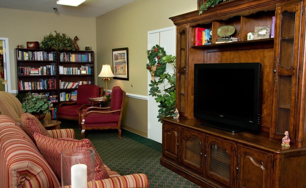 Comfortable common living area at Jenni-Lynn Senior Living