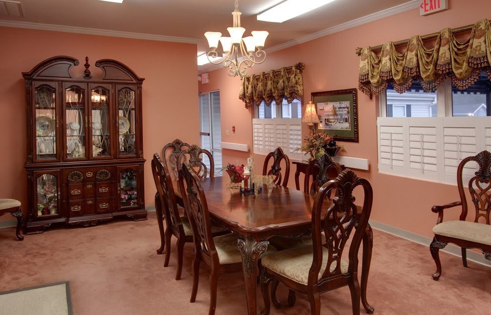 Restaurant-style dining room at Jenni-Lynn