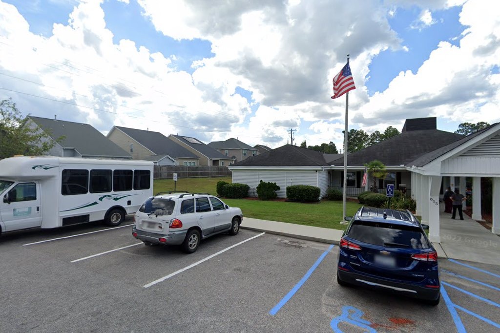 Entrance area from the street at Jenni-Lynn Senior Living